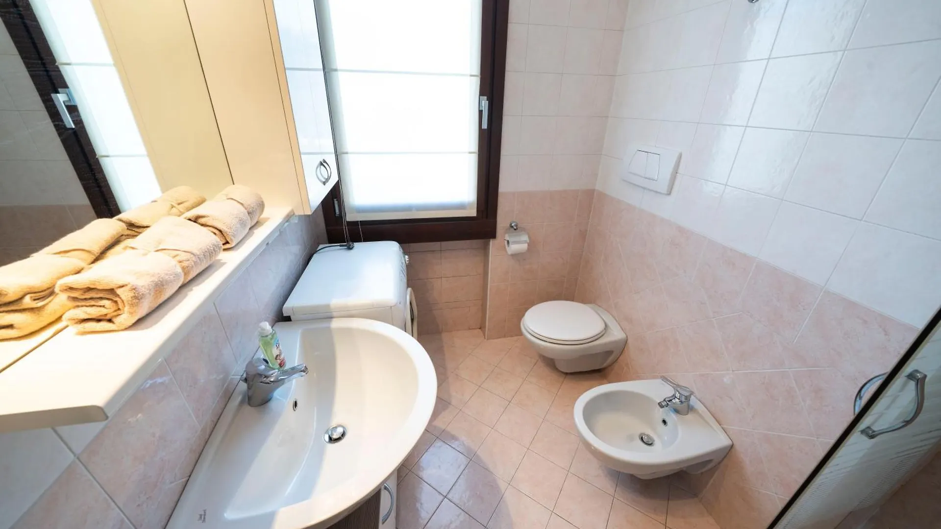 Apartment Appartamento Vista Lago Con Terrazza Lazise Italy